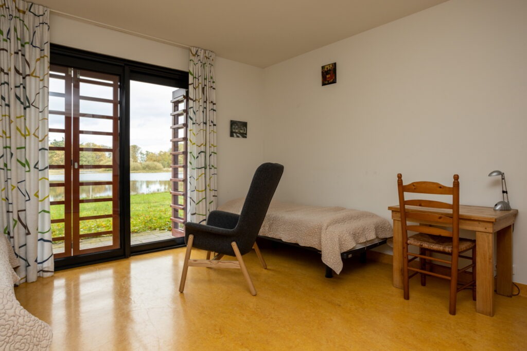 Private single room with lake view at De Spil
